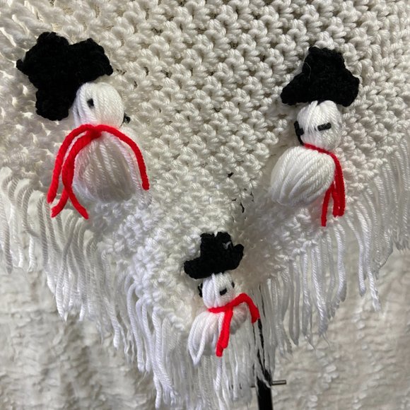 Beautiful white crocheted handmade poncho 3 little snowmen accents - Picture 2 of 6